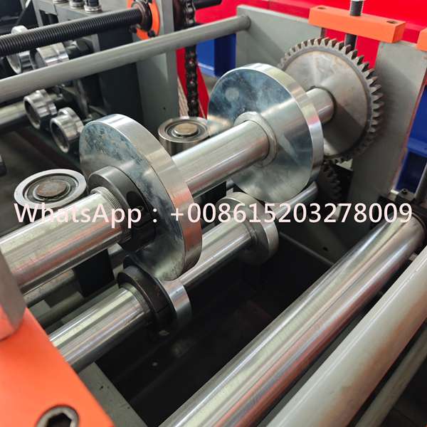 Servo-driven correa purlin machine with motorized section switching and inline punching. C/Z output from GI to PPGI coil for steel frames and solar racking.