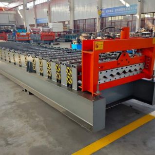 Efficiently rolls metal into corrugated iron